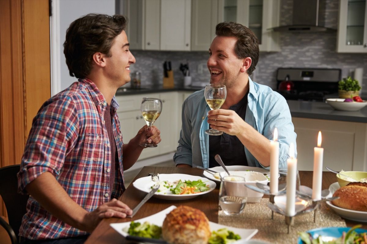Kaksi miestä syö romanttisen illallisen ja paahtaa toisiaan