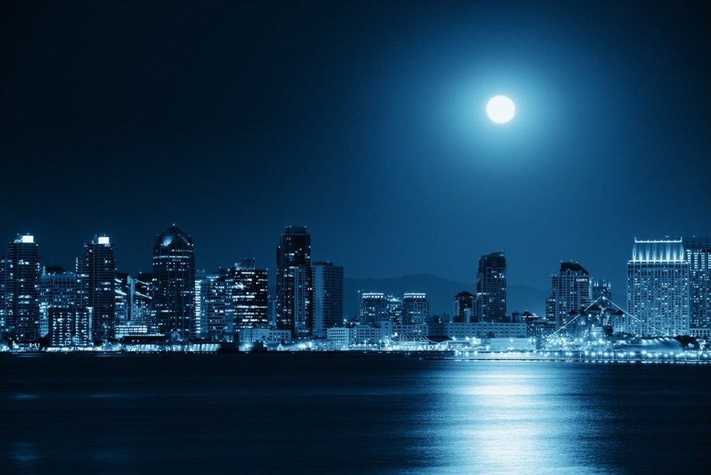 mēness virs San Diego panorāmas naktī