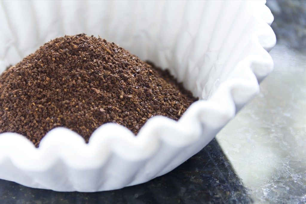 Talog svježe kave spreman za pripremu za jutarnji trzaj kofeina