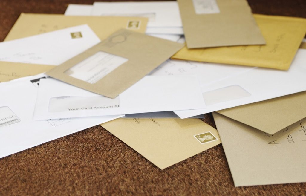 pilha de contas em envelopes