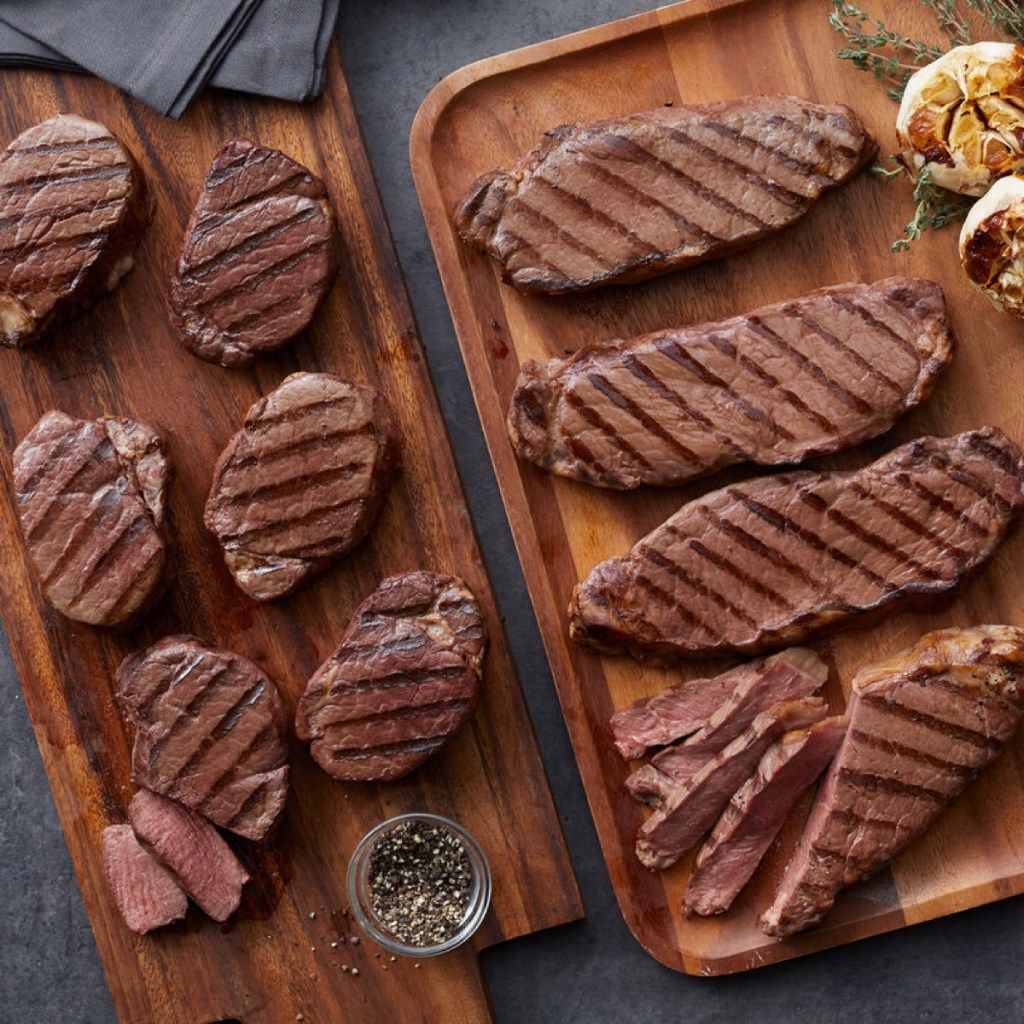 steaks gastronomiques sur des planches à découper