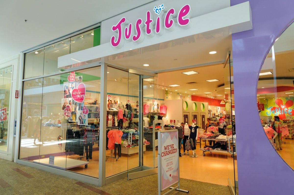 cửa hàng công lý bên ngoài trung tâm mua sắm