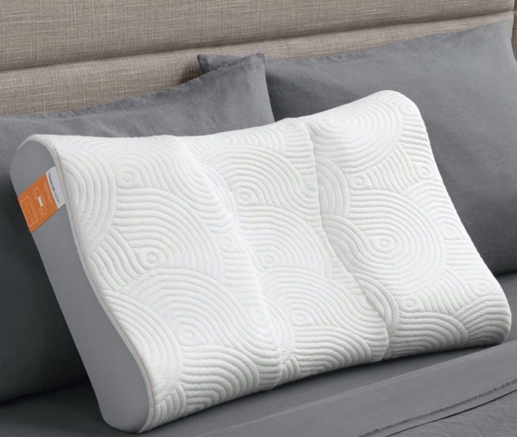 balta tempurpedinė pagalvė ant pilkos lovos