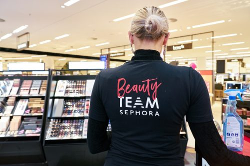   „Sephora“ darbuotojo, vilkinčio „Beauty Team Sephora“ marškinius, nugaros kadras iš arti