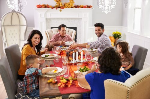   ครอบครัวเพลิดเพลินกับอาหารค่ำวันขอบคุณพระเจ้า