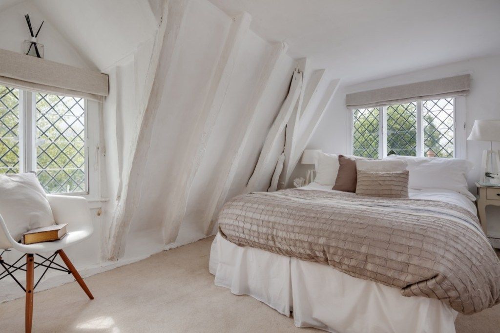 Kamar tidur utama didekorasi dengan warna-warna netral seperti krem ​​dan putih