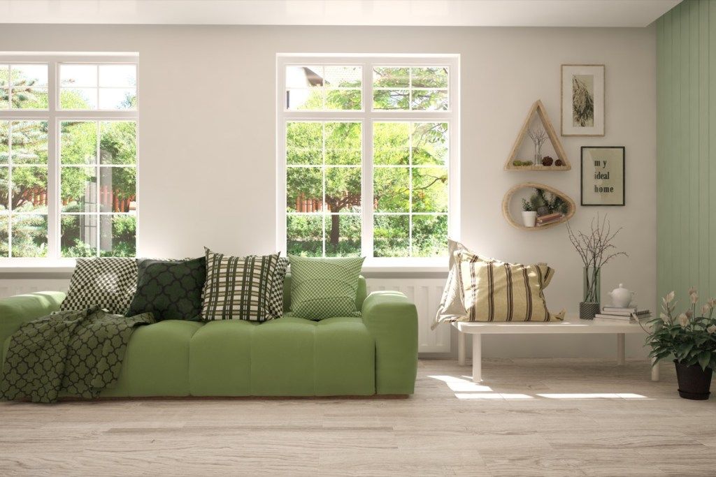 Arredamento del soggiorno con accenti verdi