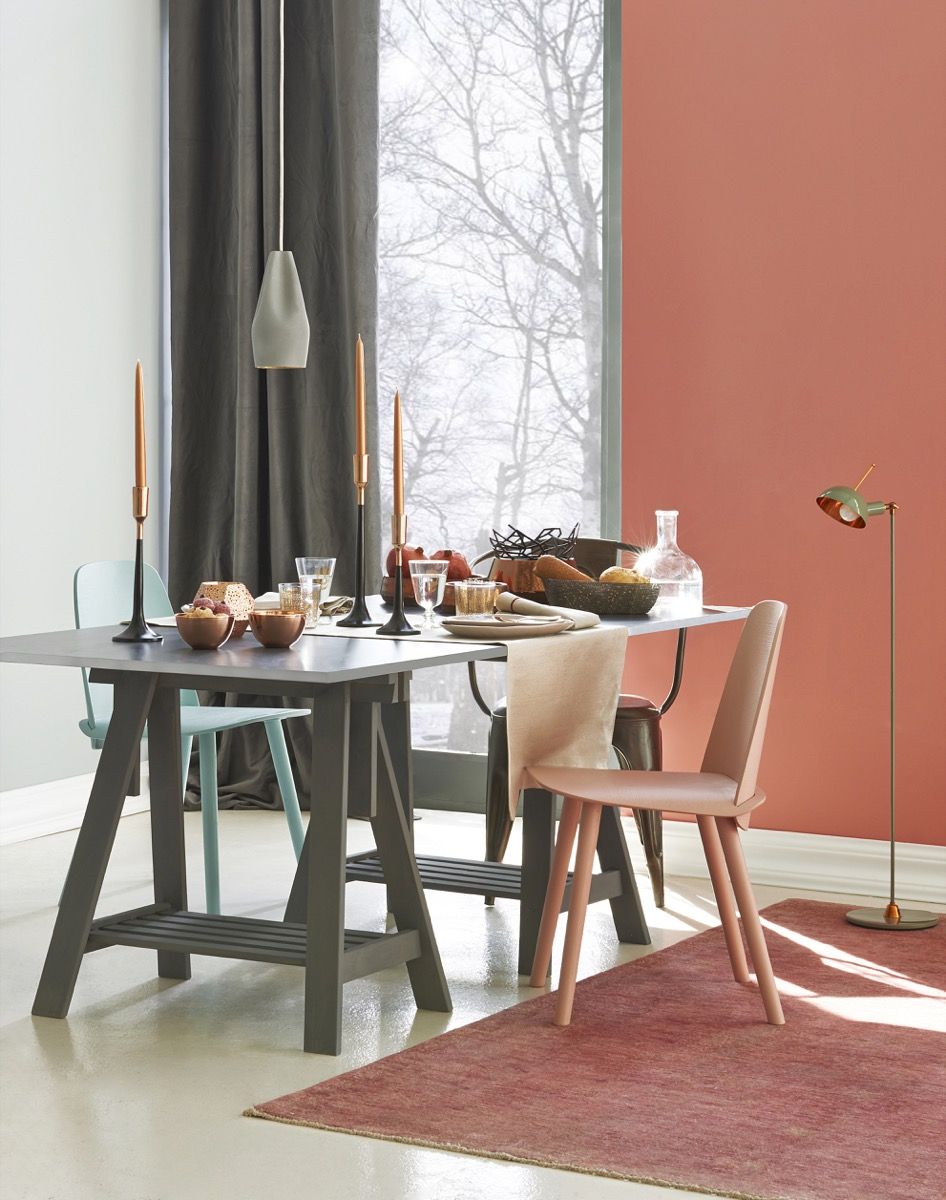 O sufragerie cu un perete cu accent roșu de cupru, cele mai slabe culori de vopsea