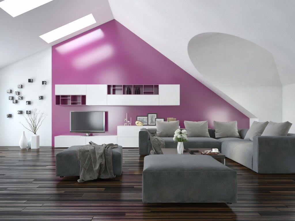 明るい紫色のアクセントの壁とモダンなアパートメント