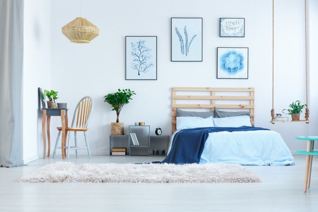 Modrý interiér obývacího pokoje