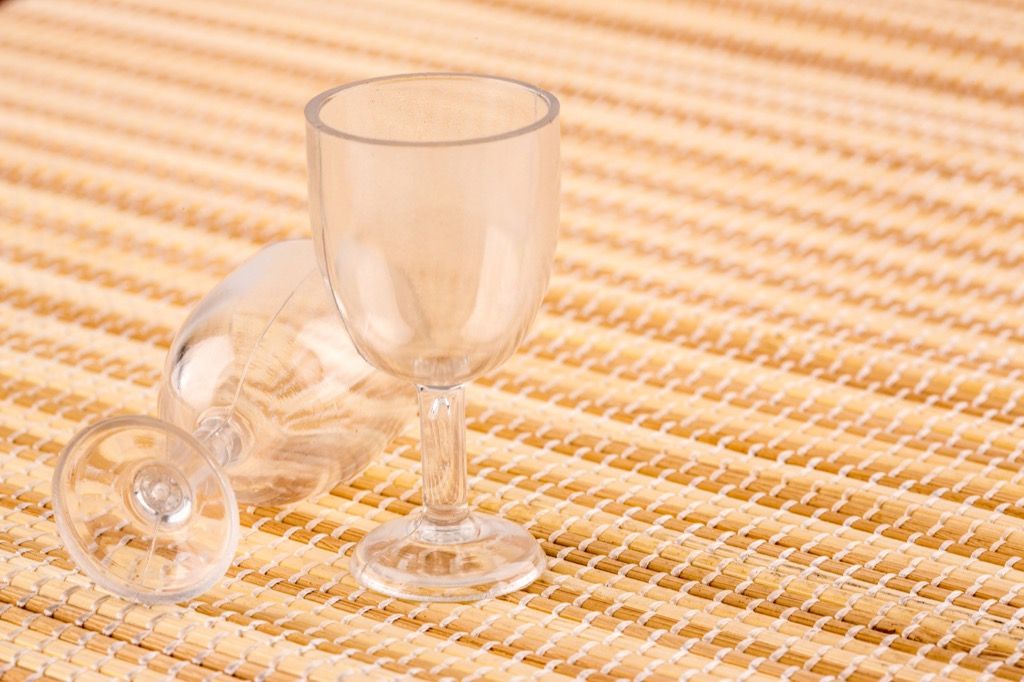 Plastové poháre na víno, čo sa nemá nosiť po 40