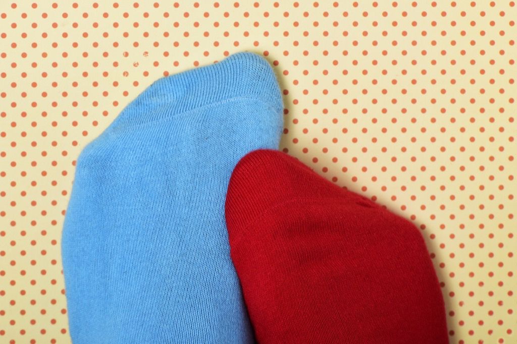 Nicht übereinstimmende Socken, einzelne Socken, was nach 40 nicht mehr zu tragen ist