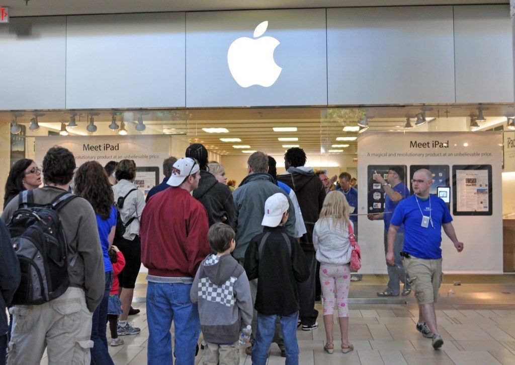 العملاء يقفون في الخارج لإصدار أول جهاز ipad