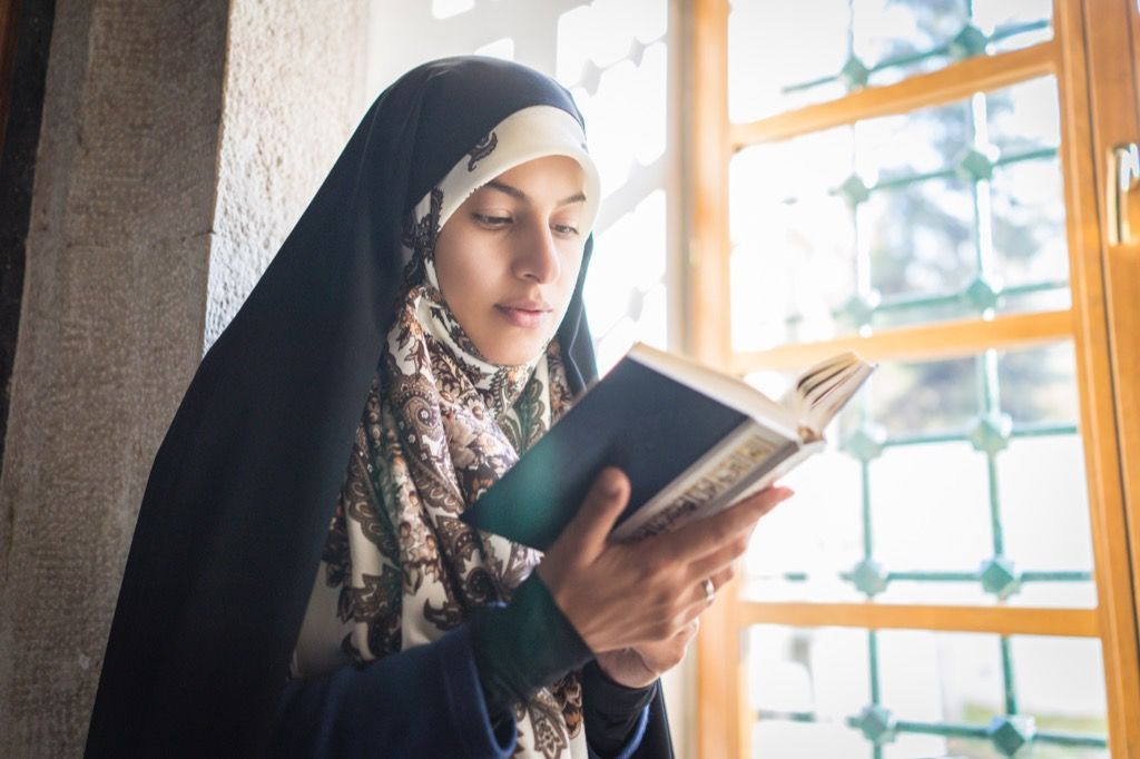 Muslimanka, ki bere v mošeji, se praznuje Ramadan