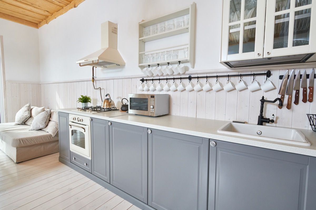 Dažytos pilkos virtuvės spintelės