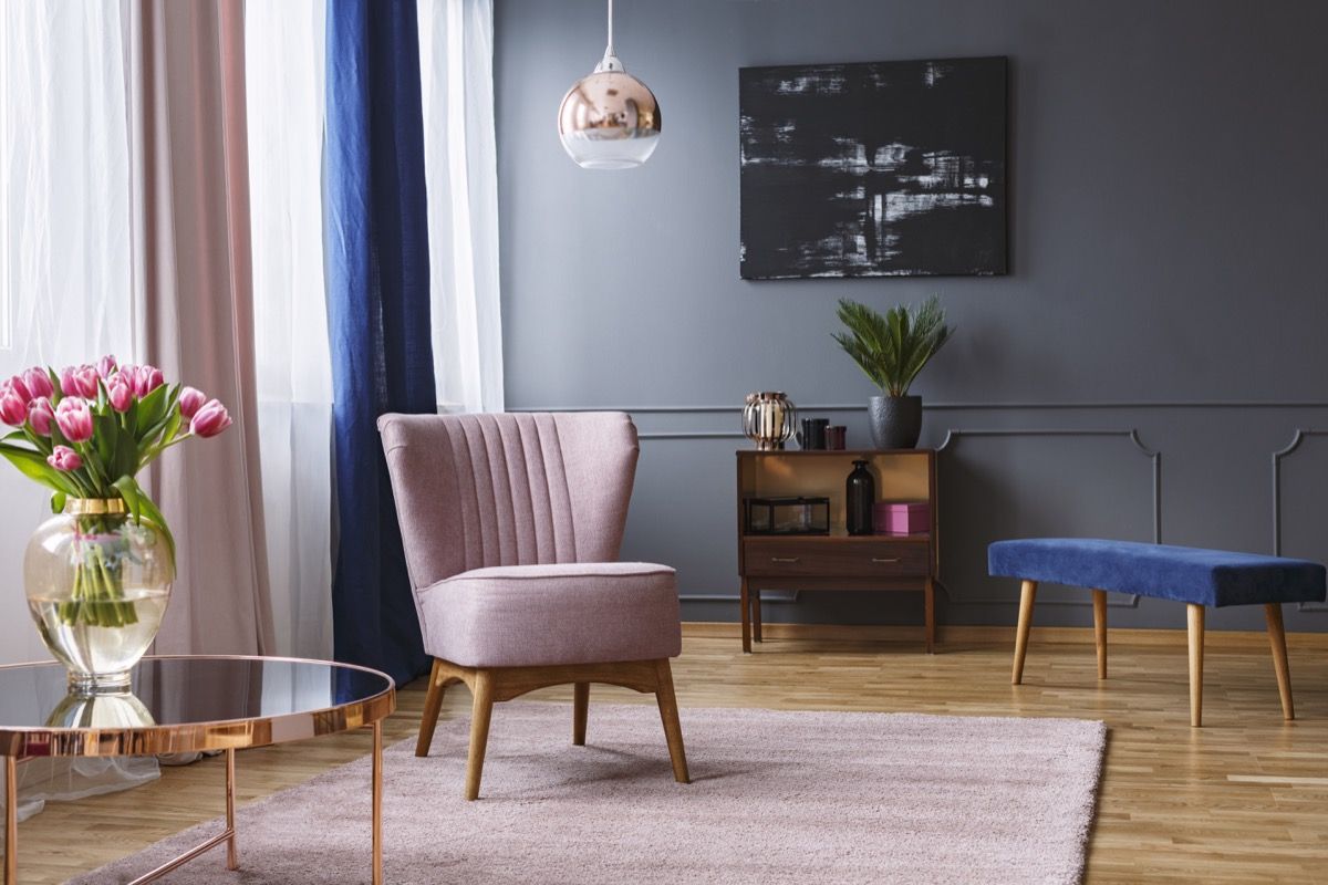 Sala de estar chique com detalhes em rosa e azul