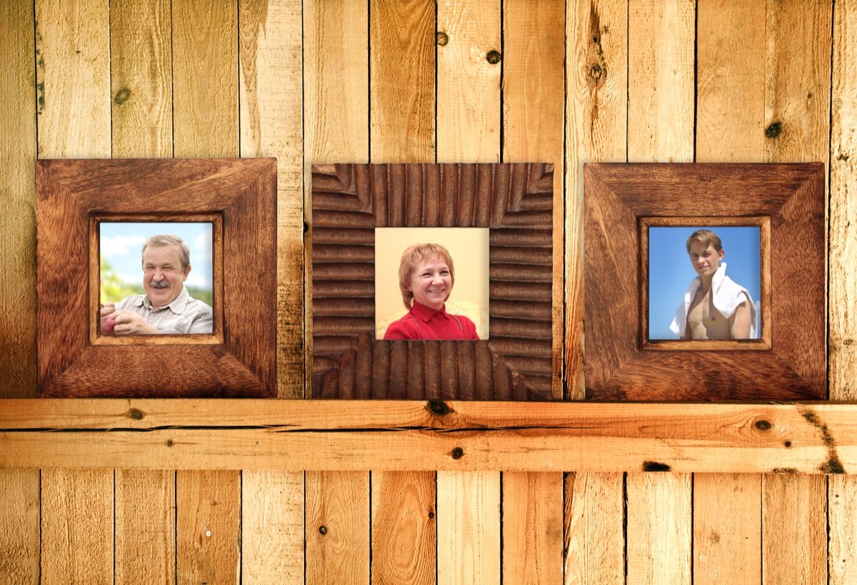 Bingkai gambar kayu dengan gambar keluarga di dalamnya