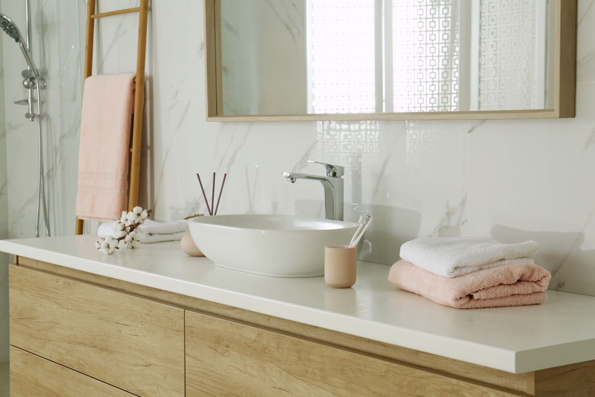 Rozā krāsā akcentēts vannas istabas dekors