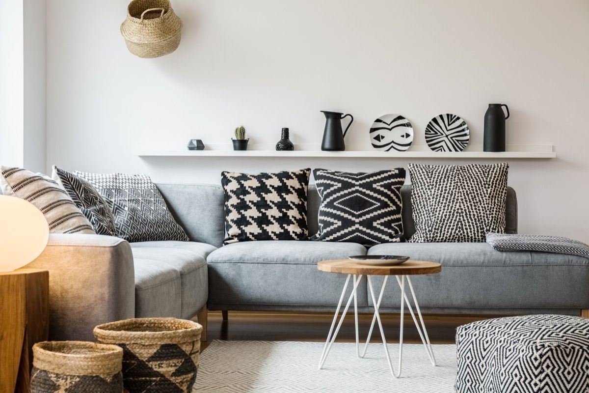 Pratos de decoração de sala de estar com detalhes em preto e branco e cinza como arte