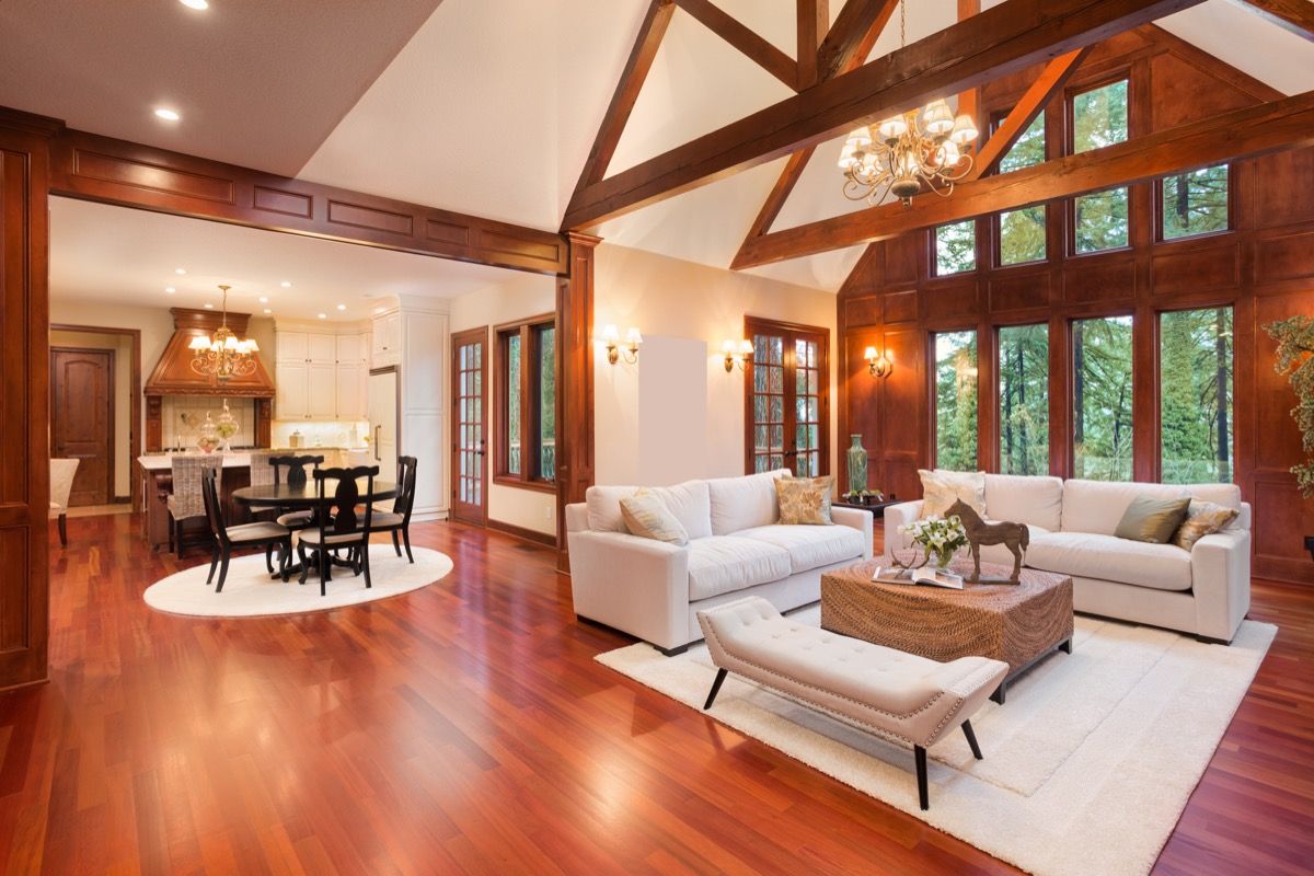 Krásný dům s čistými podlahami z tvrdého dřeva