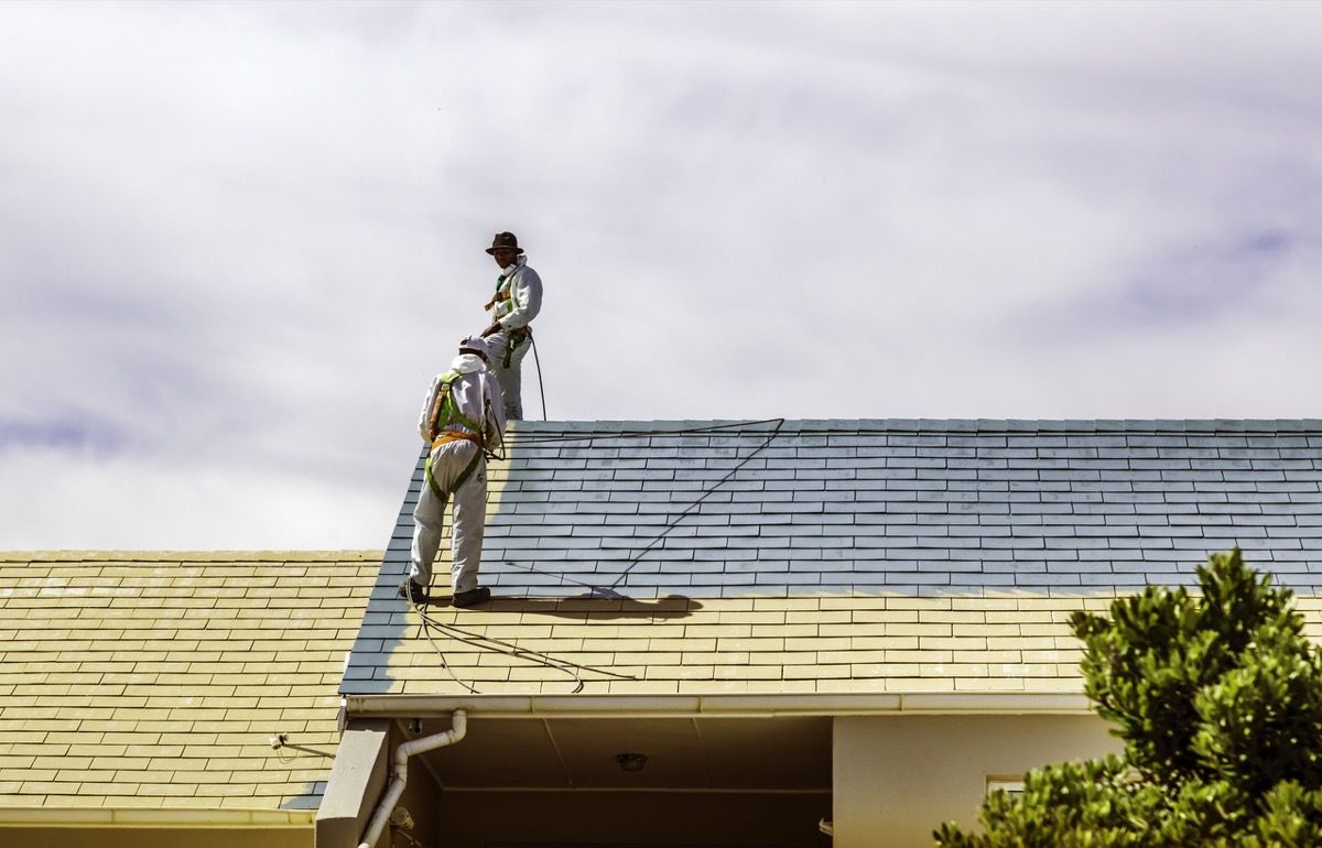 Lūk, kāpēc eksperti saka, ka jumtu vienmēr vajadzētu krāsot gaišā krāsā