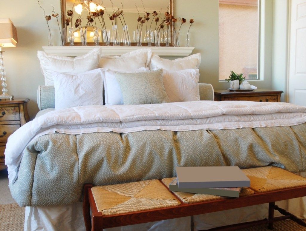 elegantan krevet s jastucima za bacanje