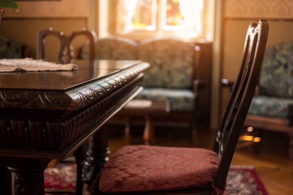 stol od starinskog drveta u viktorijanskom stilu