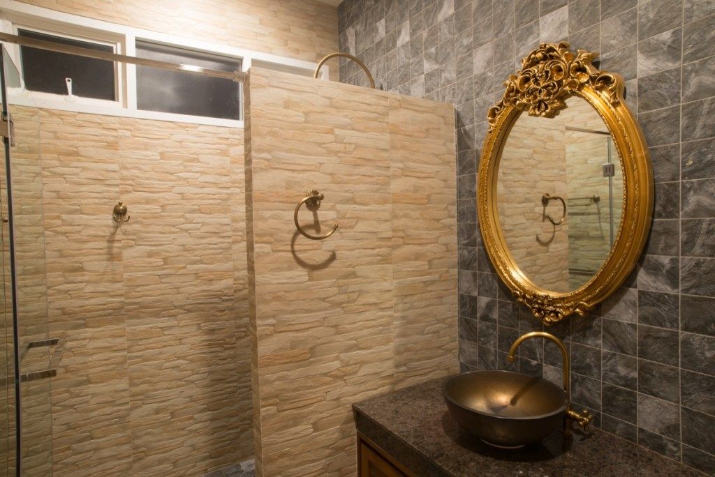 utsmykkede gullspeil hengt på badet