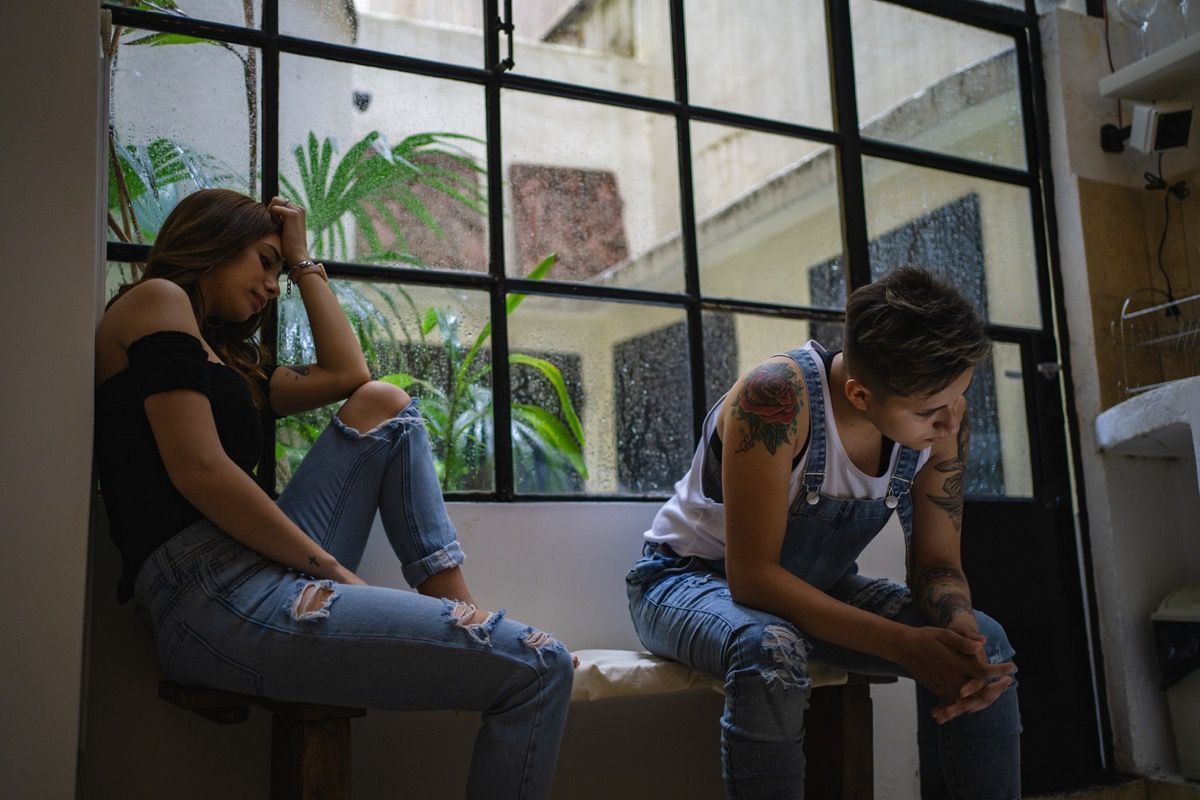 to unge lesbiske har krangling og sitter atskilt fra hverandre