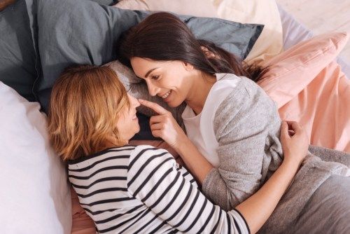 vita lesbiska par i sängen