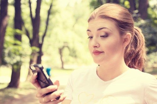 אישה שולחת הודעות SMS