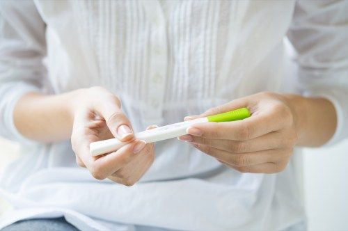 女性は妊娠検査を手に持っています、それは何ですか