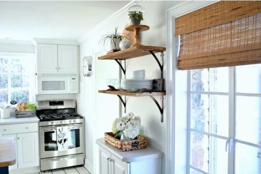 DIY medienos virtuvės lentynos
