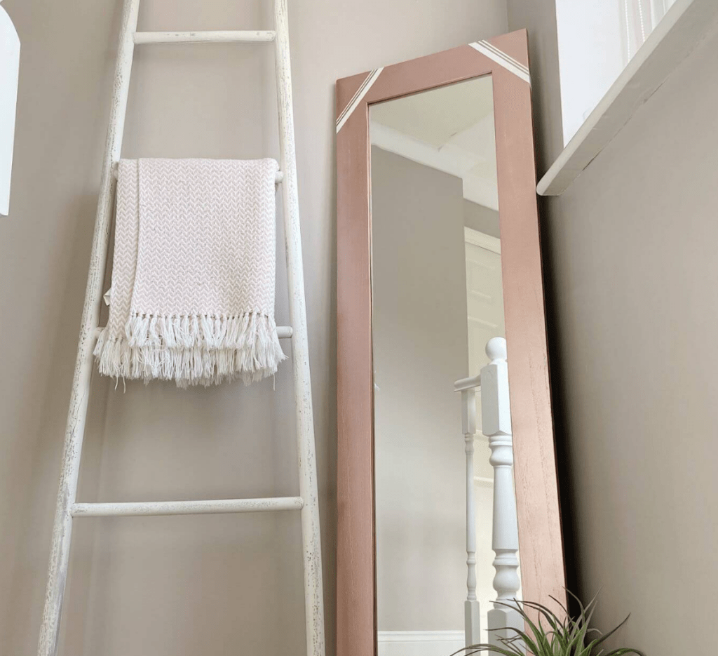 rožinis veidrodis šalia antklodžių kopėčių