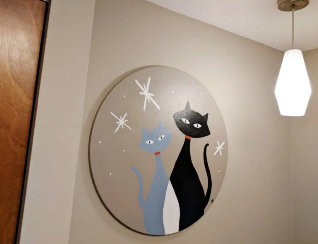 काली और नीली बिल्लियों के साथ मॉड कैट पेंटिंग