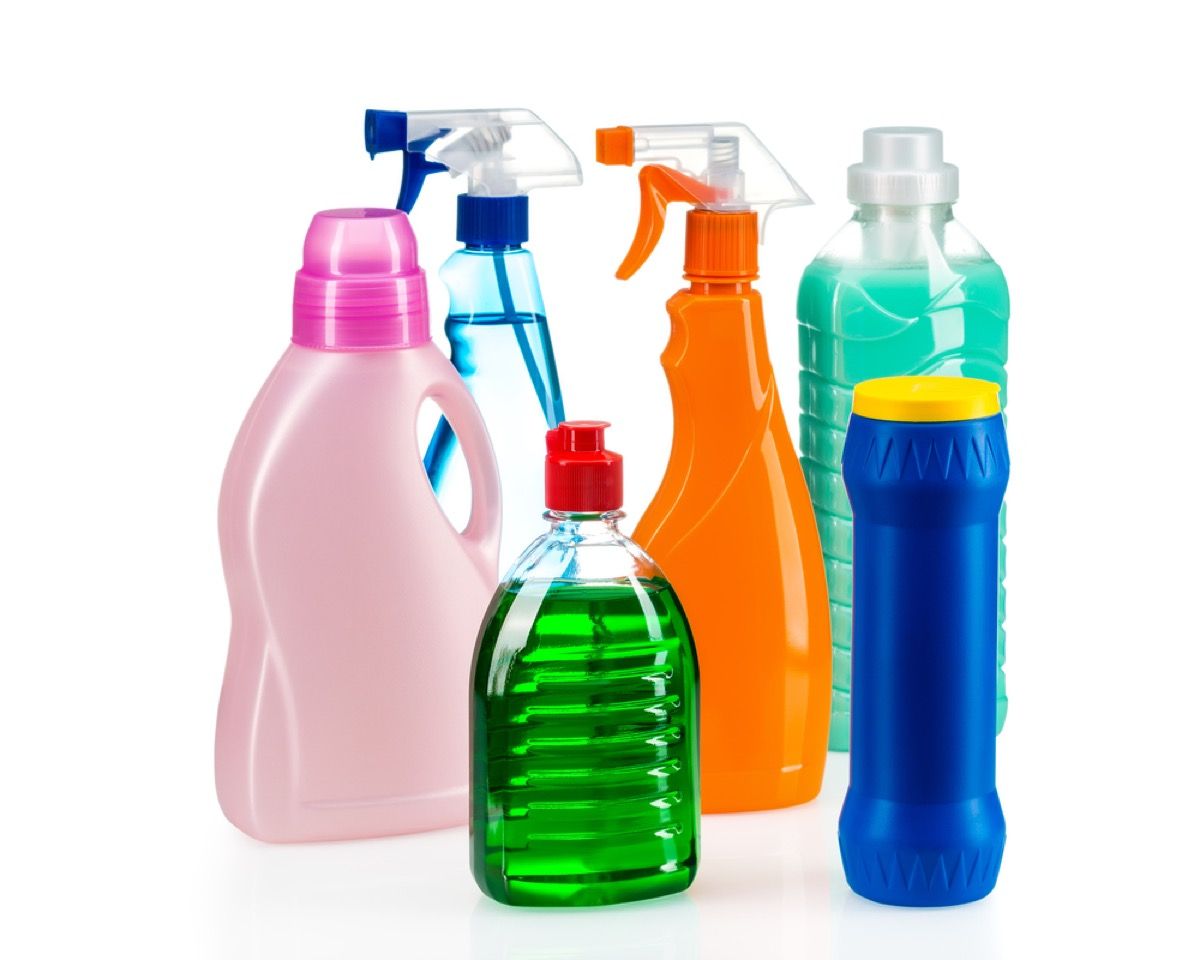 колекция от цветни почистващи продукти в спрей бутилки и други контейнери