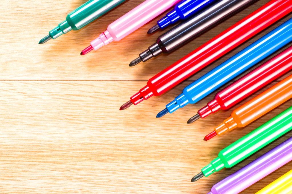 Färgade pennor organiserade