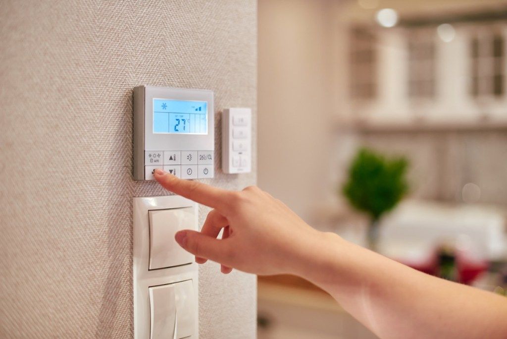 termostat pemrograman tangan putih