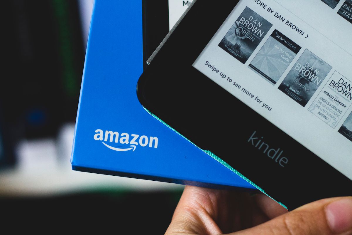 Kindle Paperwhite no Amazon neatvērtā iepakojumā un atvērts