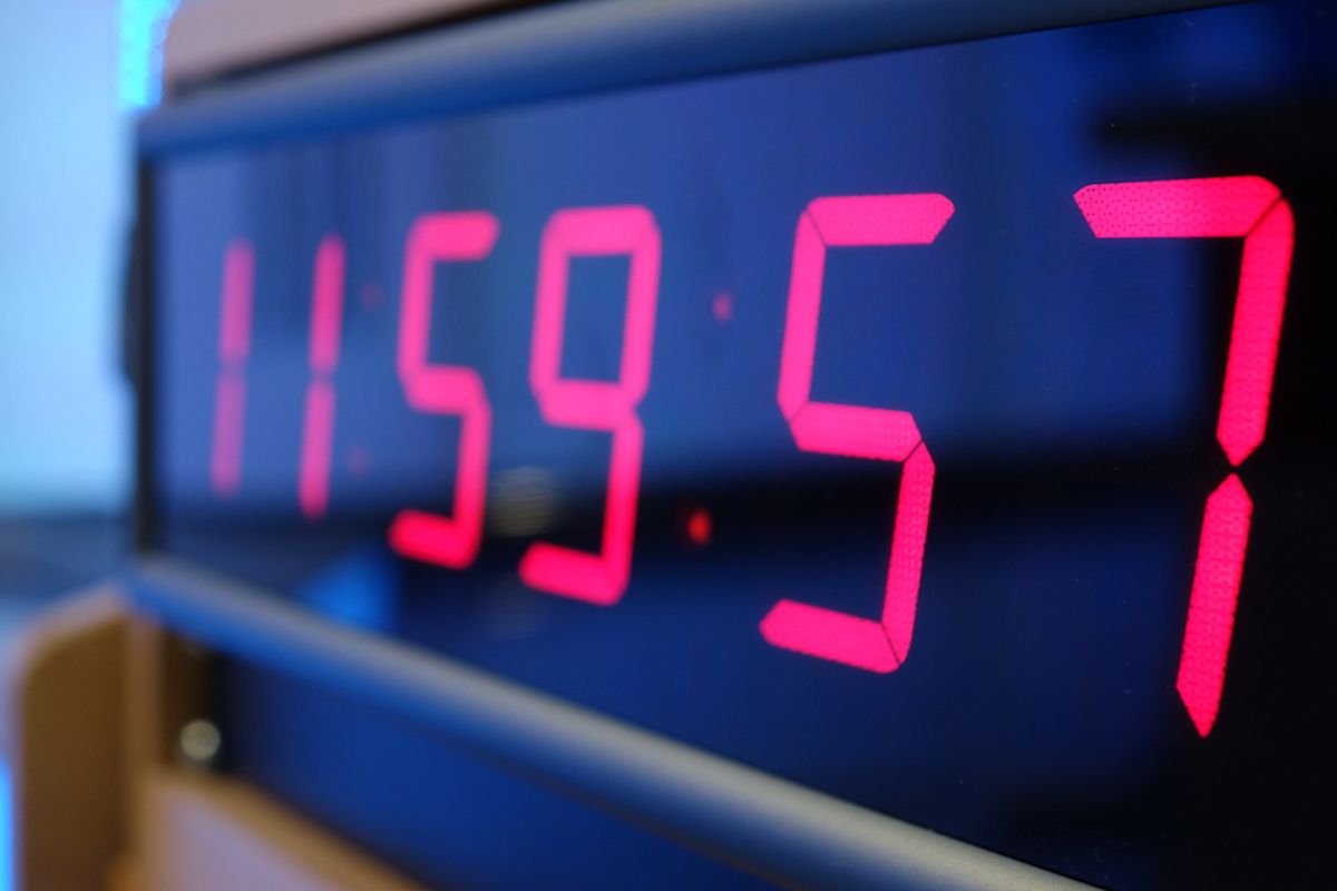 close-up van digitale timer, zwart met rode cijfers