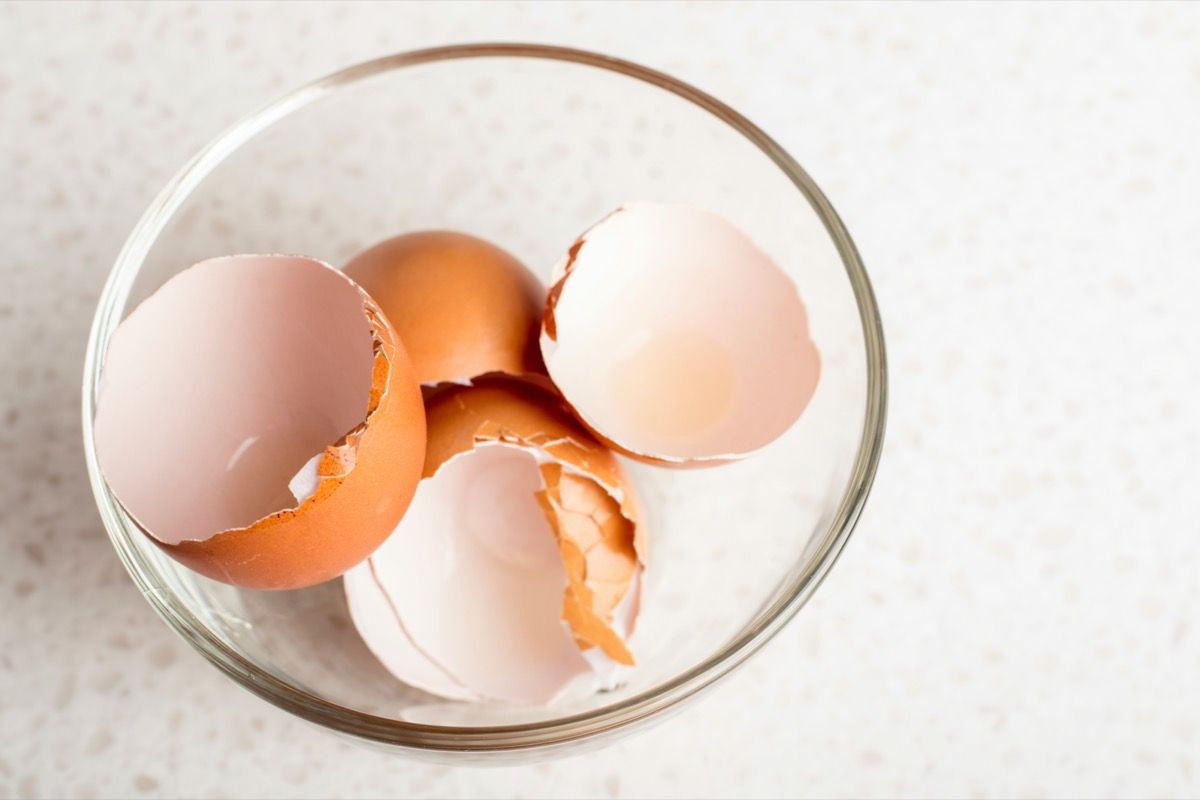 قشر البيض البني في وعاء زجاجي