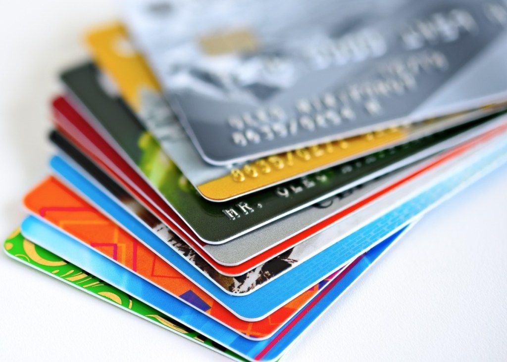 pila de tarjetas de crédito