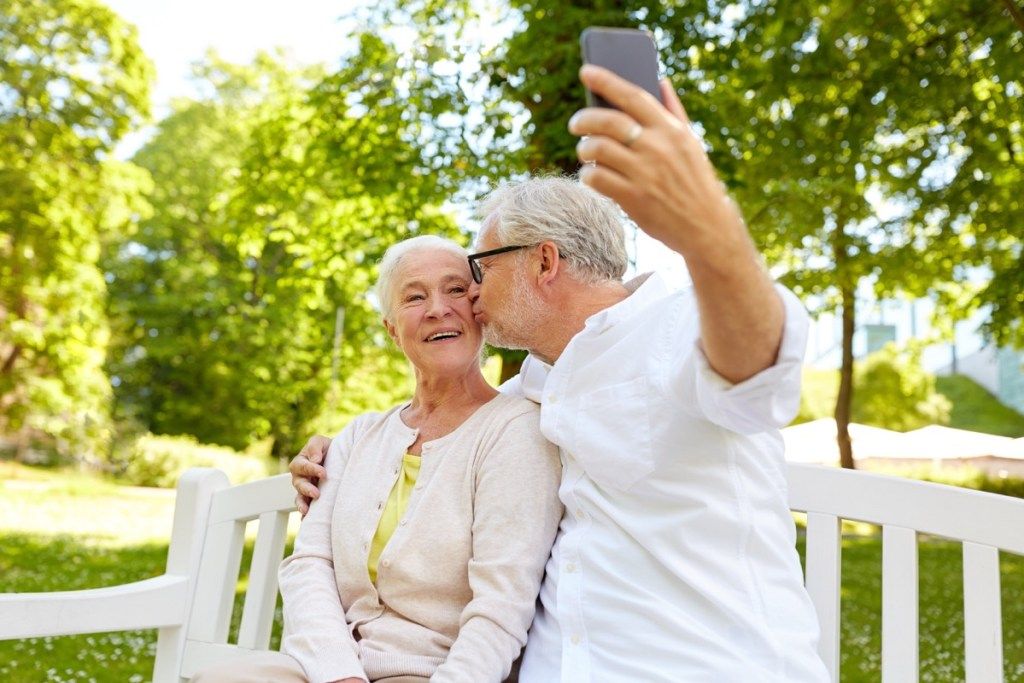 По-възрастна двойка, която прави селфи снимка {Намери щастие}