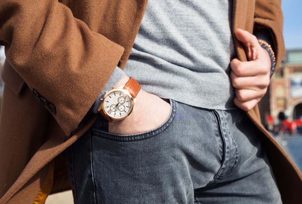 home que porta rellotge vintage, es veu millor després dels 40 anys