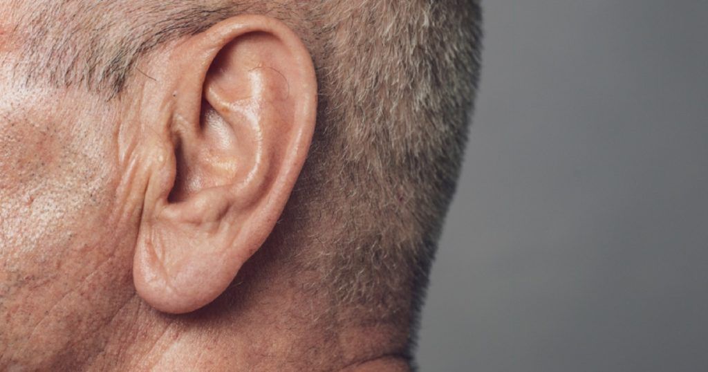 homme plus âgé avec une oreille poilue, parait mieux après 40 ans