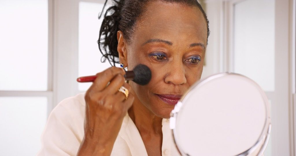 ältere Frau, die Make-up aufträgt, sieht nach 40 besser aus
