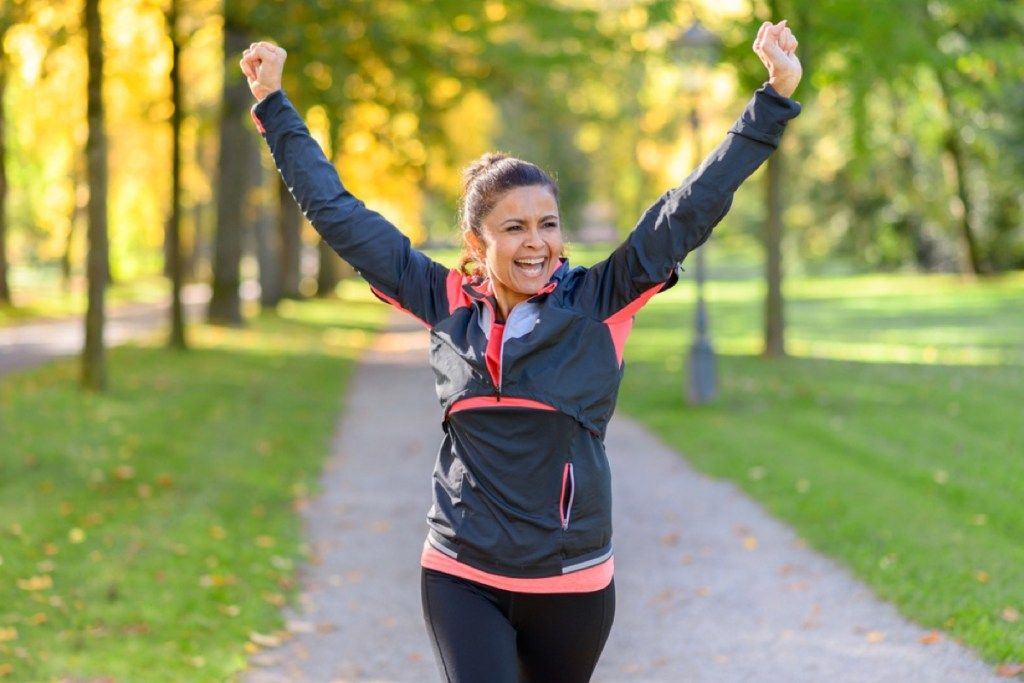 laiminga vyresnė moteris bėgiodama, po 40 metų atrodyk geriau