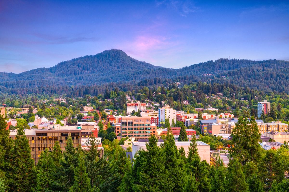 pilsētas ainavas fotogrāfija Eugene, Oregon krēslā