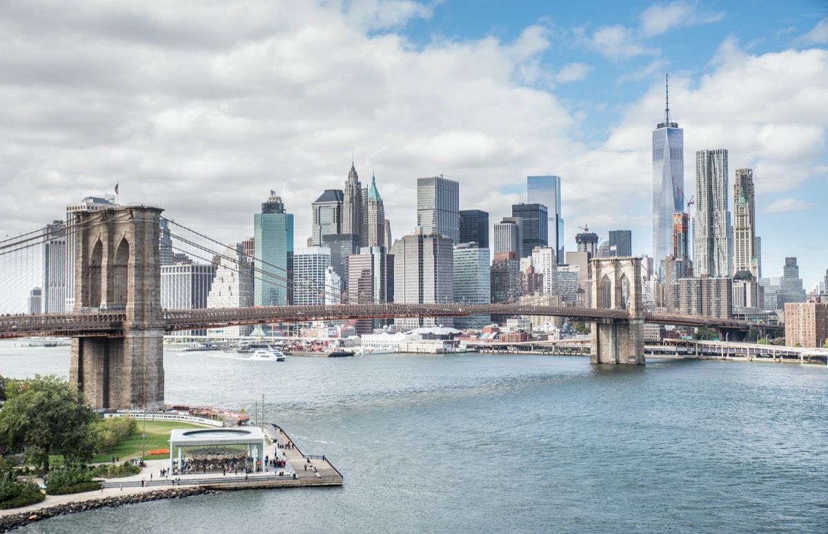 Manhattan Skyline un Brooklyn Bridge Ņujorkā, Ņujorkā pēcpusdienā