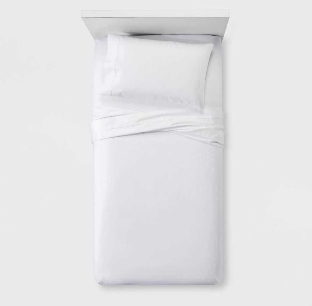 lençóis brancos em uma cama de solteiro